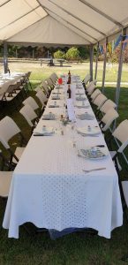 Tables dressées sous chapiteau
