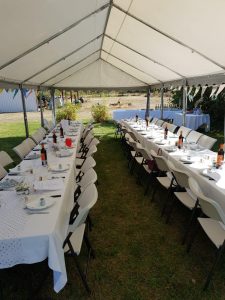 Tables décorées sous chapiteau